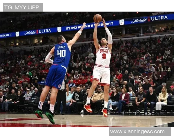 快船公牛对决保罗精彩扣篮瞬间引爆全场热情